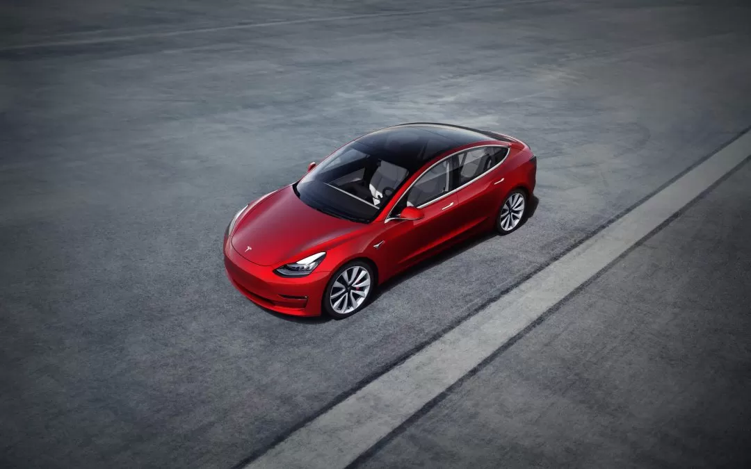 Mujer rayó un Tesla model 3 y auto la grabó en pleno ataque